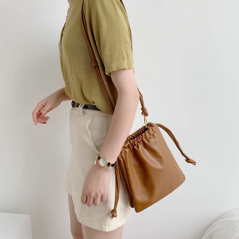 

Маленькая женская сумка, брендовая дизайнерская женская сумка через плечо на шнурке, Высококачественная мягкая сумка через плечо из искусс...