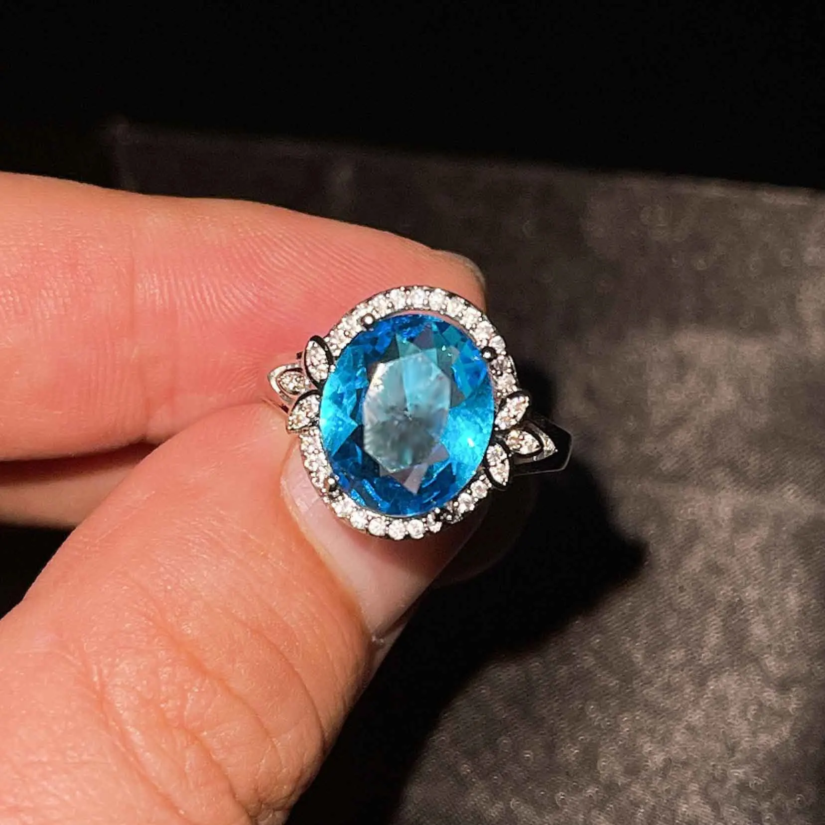 

2021 New Niche Design Simple Cute Oval Sky Blue Ring with Pave Petals CZ Top Women Engagement Party Jewelry Fashion Trend