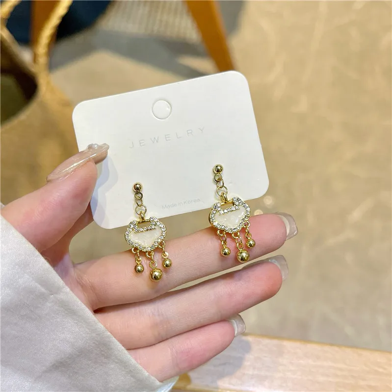 

Safety Lock Brief Temperament Clip Earrings High Cubic Zirconia Korean Earrings