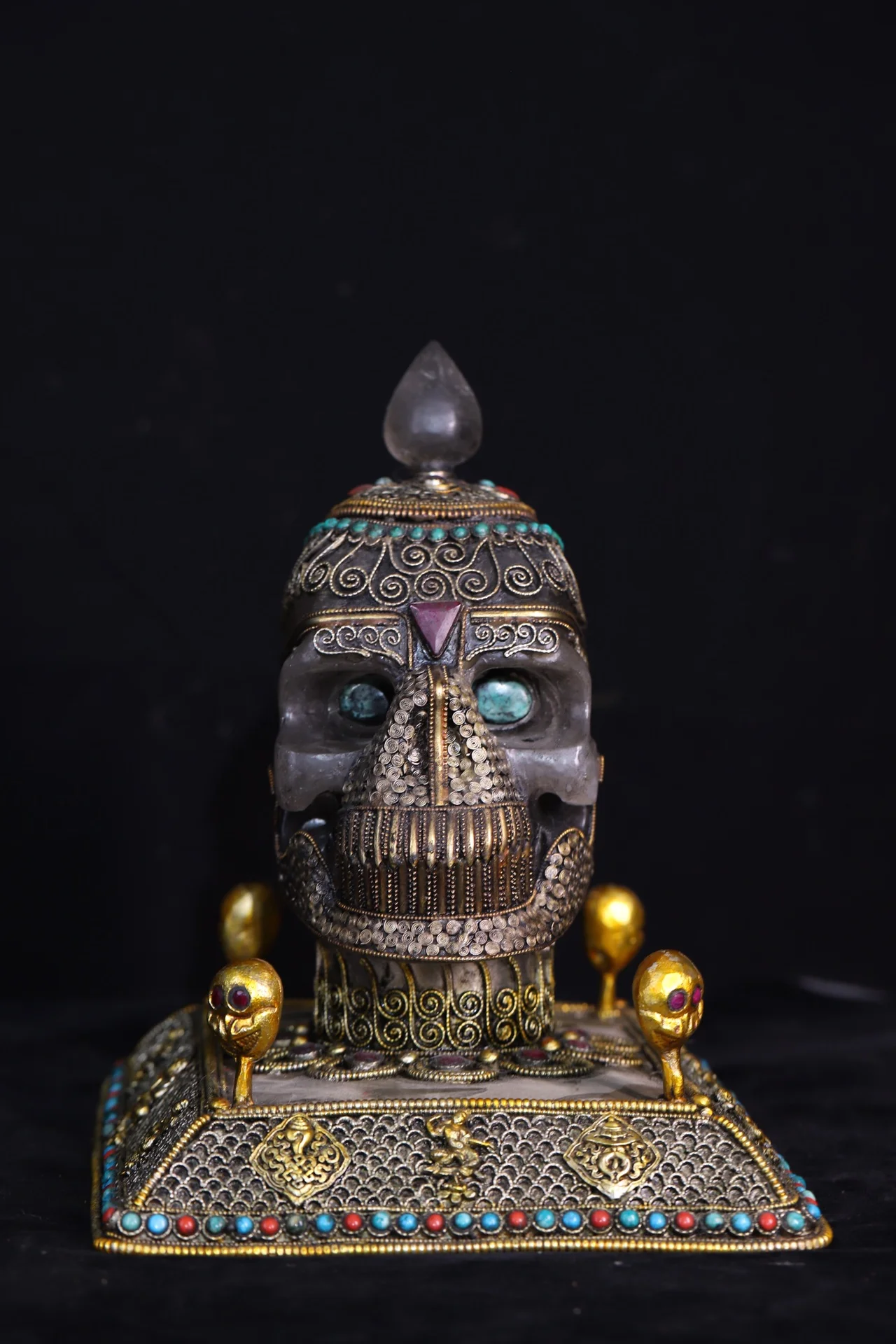 

Tibet Buddhism Natural Crystal One-piece carving Filigree Gilt mosaic Gem Shituo Lin Skeleton Head statue Town House Exorcism