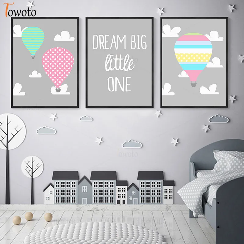 Футболка с длинным рукавом и мультяшными изображениями на открытом воздухе