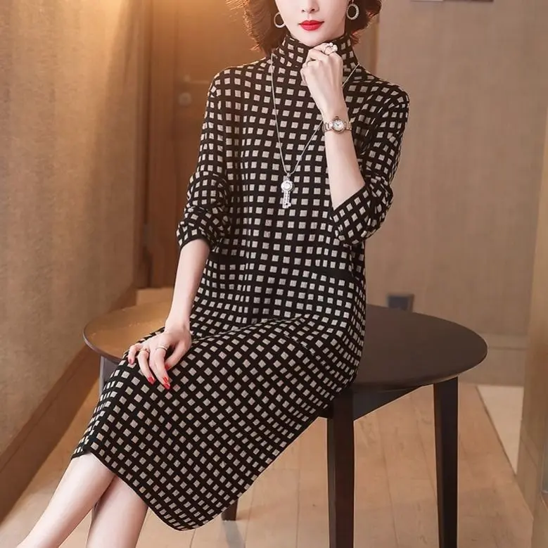 Женское платье в клетку с высоким воротником средней длины | Женская одежда