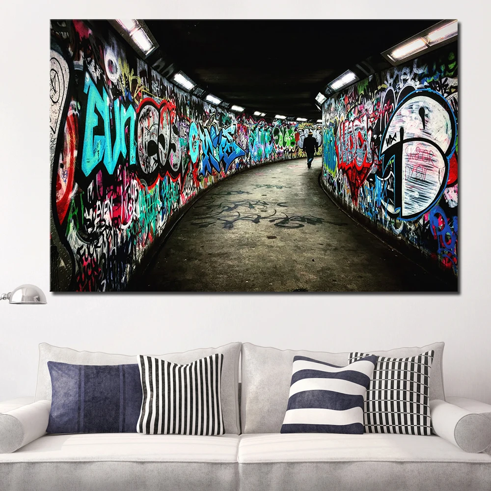 Огромный постер HD с изображением Человека ходящего по коридору граффити