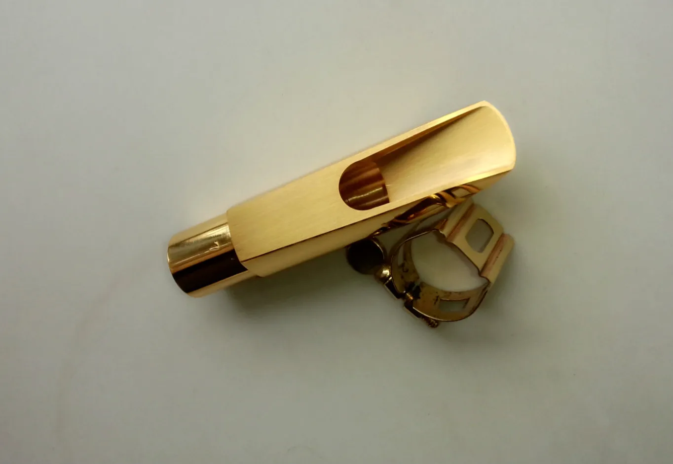 

Модернизированная металлическая альт-саксофон, голая медная Флейта с яркими тонами и взрывной мощностью.