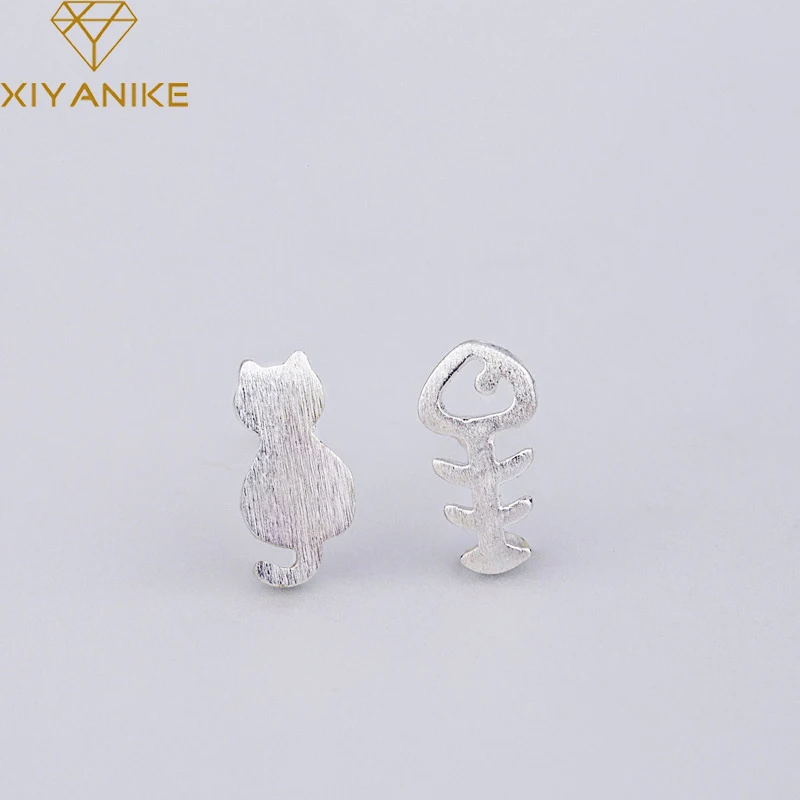 Серьги гвоздики женские Асимметричные из серебра 925 пробы с котом и