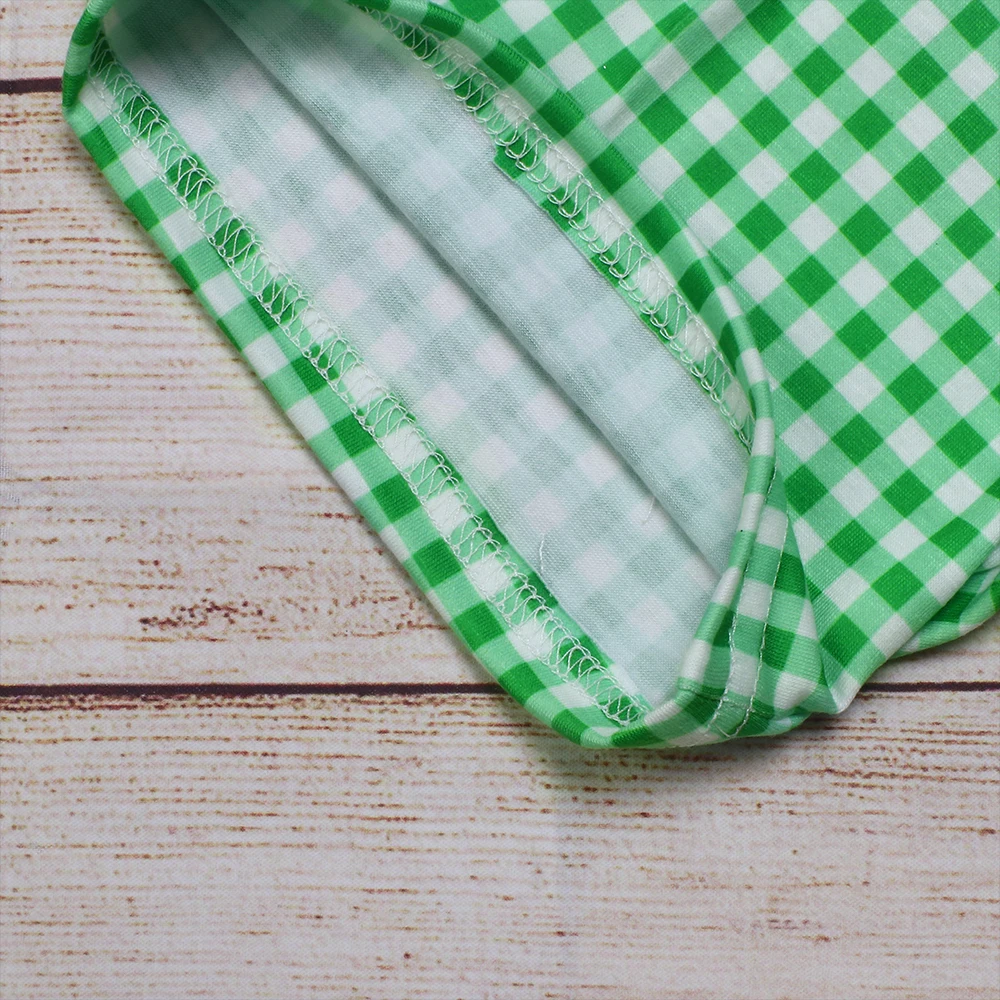 Летняя одежда темно-синий топ с коротким рукавом и зеленые клетчатые шорты