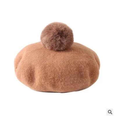 Милая шерстяная шапочка небесно-голубого цвета с помпоном из кроличьего меха