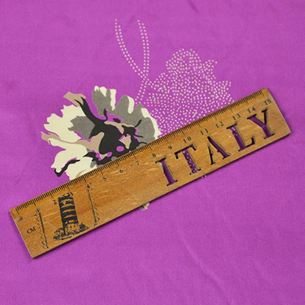 Цветочная на фиолетовом дне шелковая и хлопковая атласная ткань очень гладкая