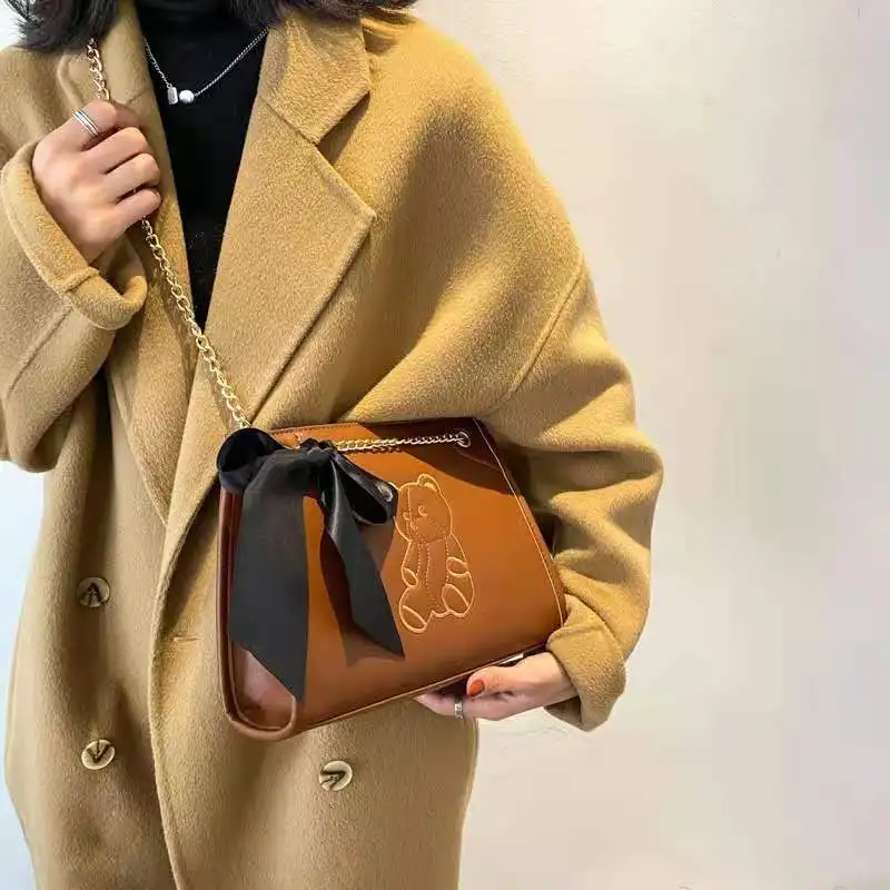 

New shopping bag with lady Bear Tote bag embroidered thread, large capacity, single-shoulder bag with chain