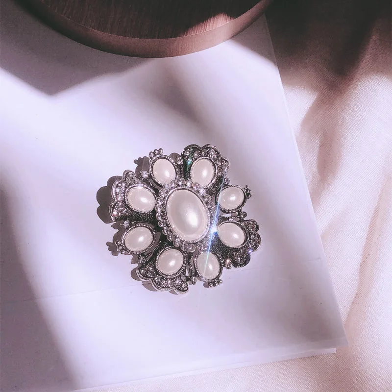 

Baroque Pearl Flower Brooches for Women Retro Palace Pins Coat Corsage Crystal Rhinestone Party Casual Accessories Scarf Buckle