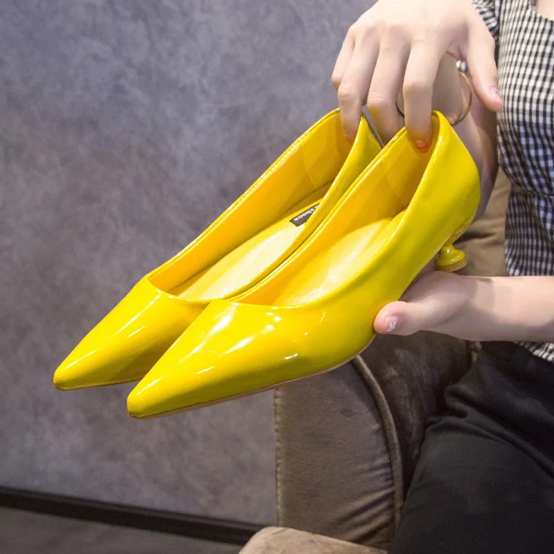 Новые весенние женские туфли цвет желтый бежевый синий черный тонкие на каблуке 3