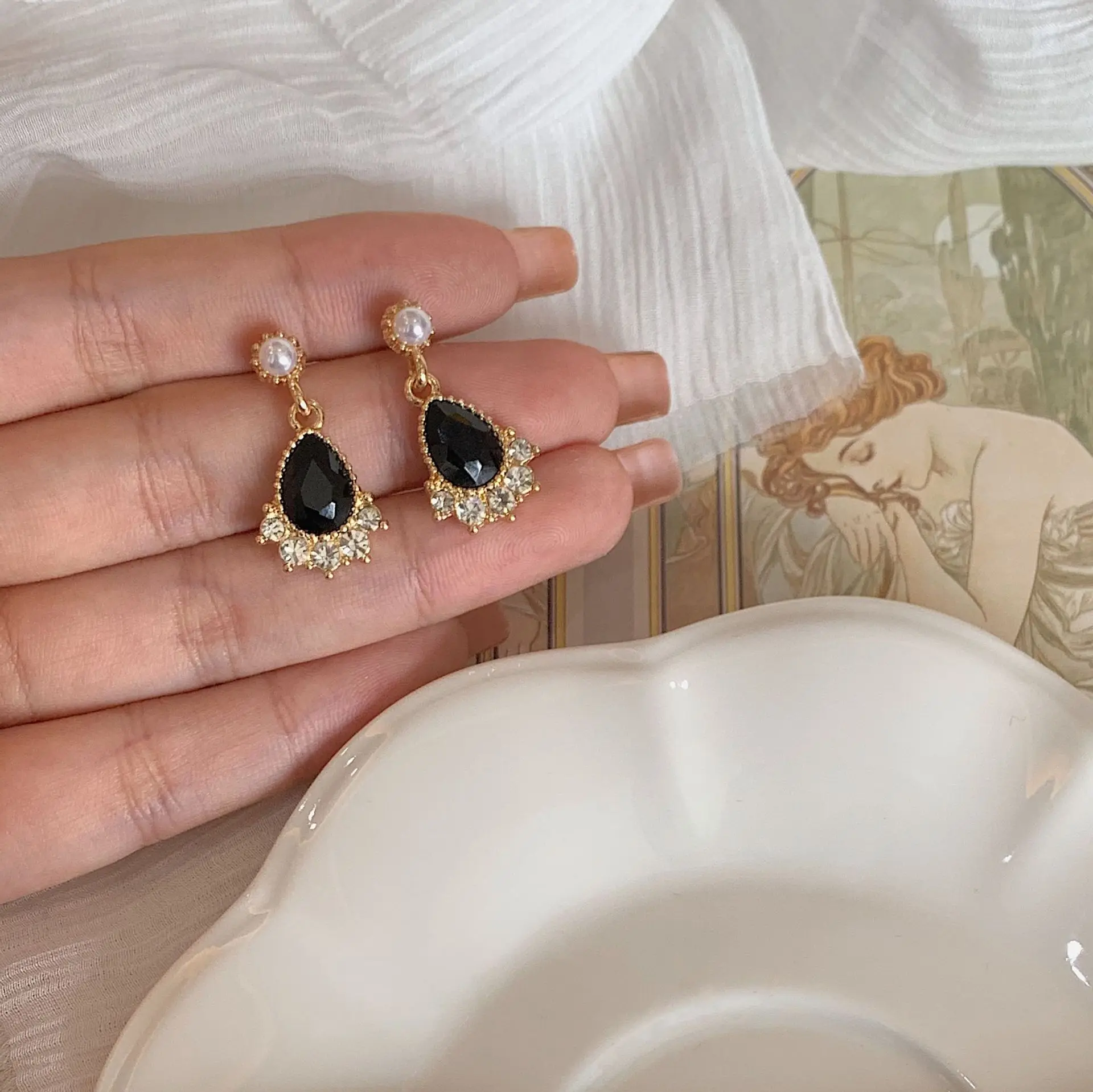 

Retro Court Exquisite Temperament Small Black Water Drop Gemstone Earrings