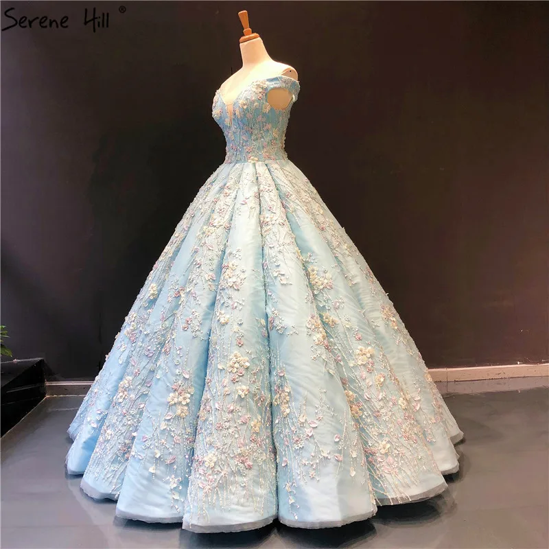 Женское свадебное платье с открытыми плечами голубое цветами без рукавов