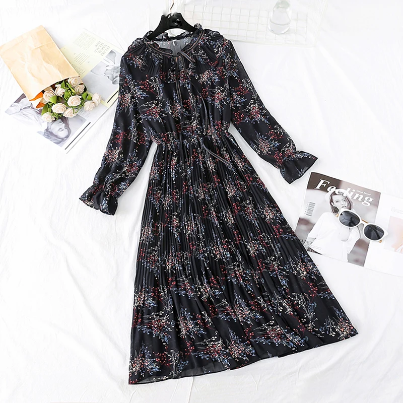 Элегантное женское платье с круглым вырезом и цветочным принтом расклешенный