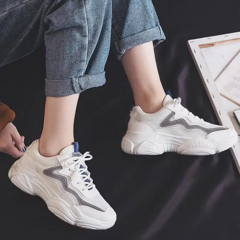 Женские кроссовки со светоотражающей платформой белые массивные на шнуровке