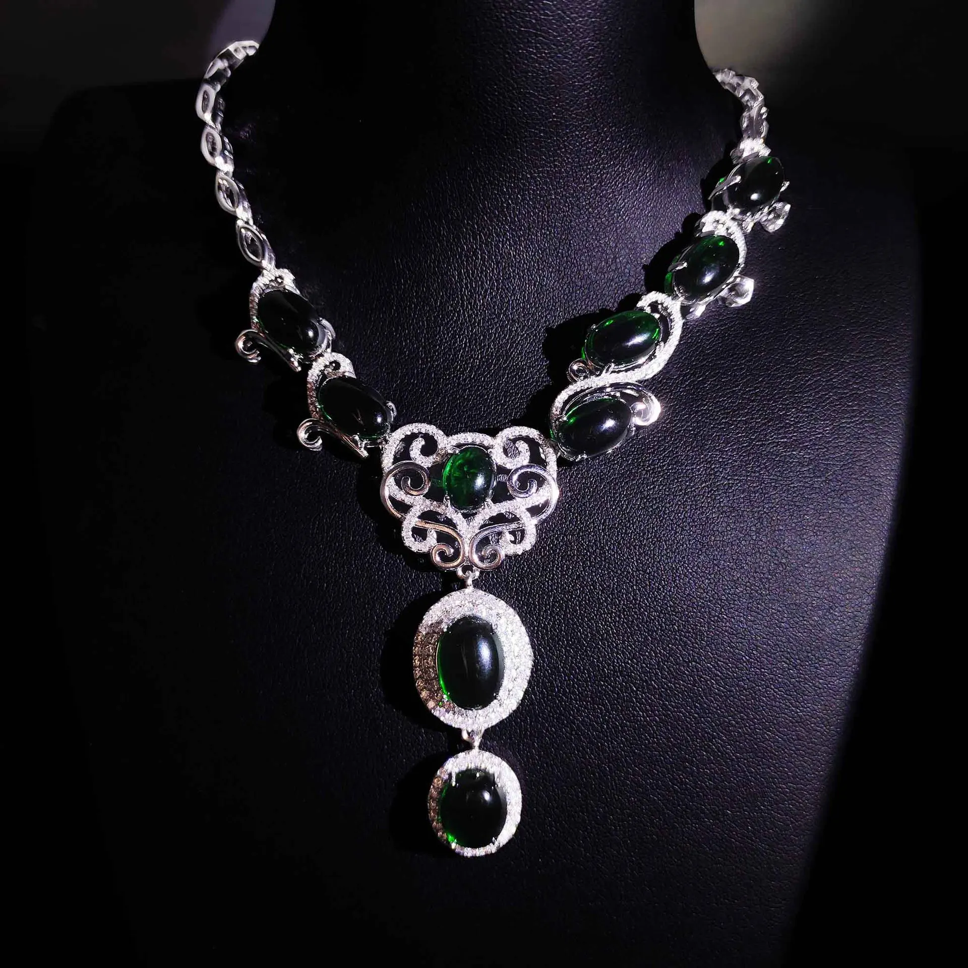 Роскошное серебряное ожерелье из искусственного изумруда женское с зеленым