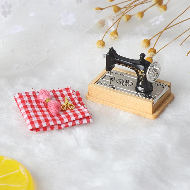

1:12 Dollhouse Miniature Furniture Wooden Sewing Machine with Thread Scissors Accessories Children Toys for Dolls House Decor