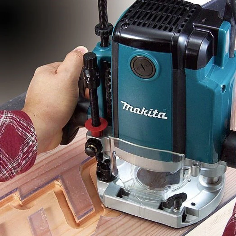 Фрезер электрический Makita RP1800F (мощность 1850 Вт глубина хода 70 мм цанга на 12 мм) |