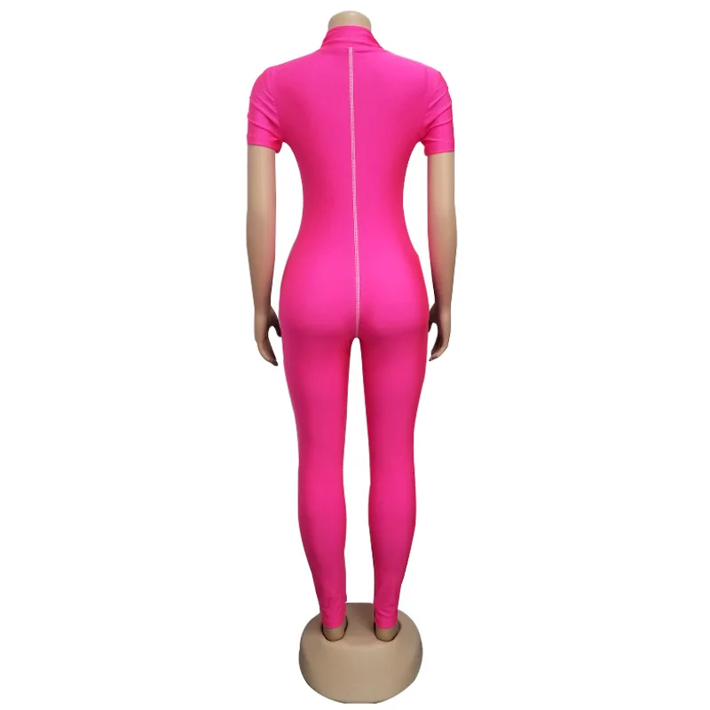 Комбинезон женский облегающий с глубоким V образным вырезом и коротким