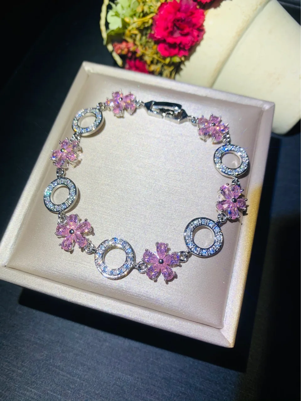 

Zircon flower color zirconium color preserving light luxury versatile geometric pink red high carbon diamond bracelet bracelet