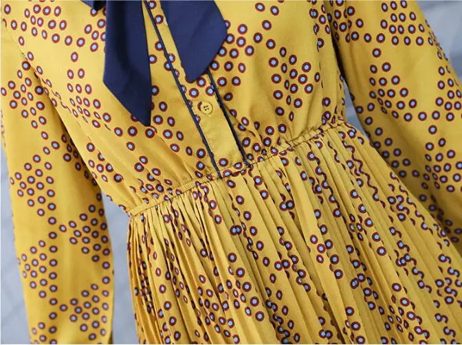 Плиссированное платье в горошек с длинными рукавами и бантом для беременных