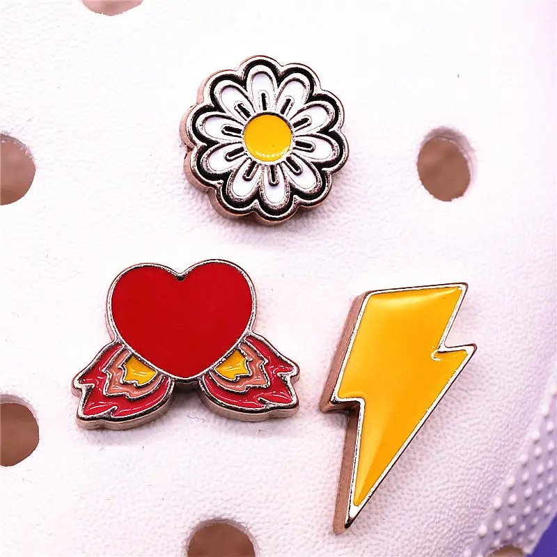 

Fashion Metal Style Shoe Charms Accessories Red Heart Lightning Daisy Shoe Buckle Decorations fit Kids X-mas Party Gifts U266