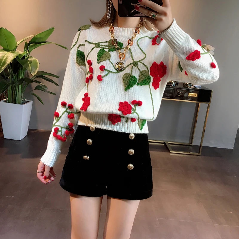 Женский вязаный свитер с объемными цветами и вишневыми листьями Осенний белого