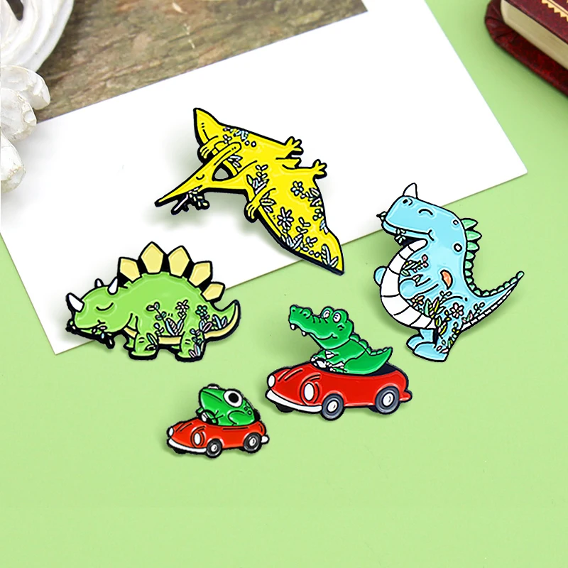 Эмалированная брошь в виде лягушки крокодила водителя динозавра маленькая