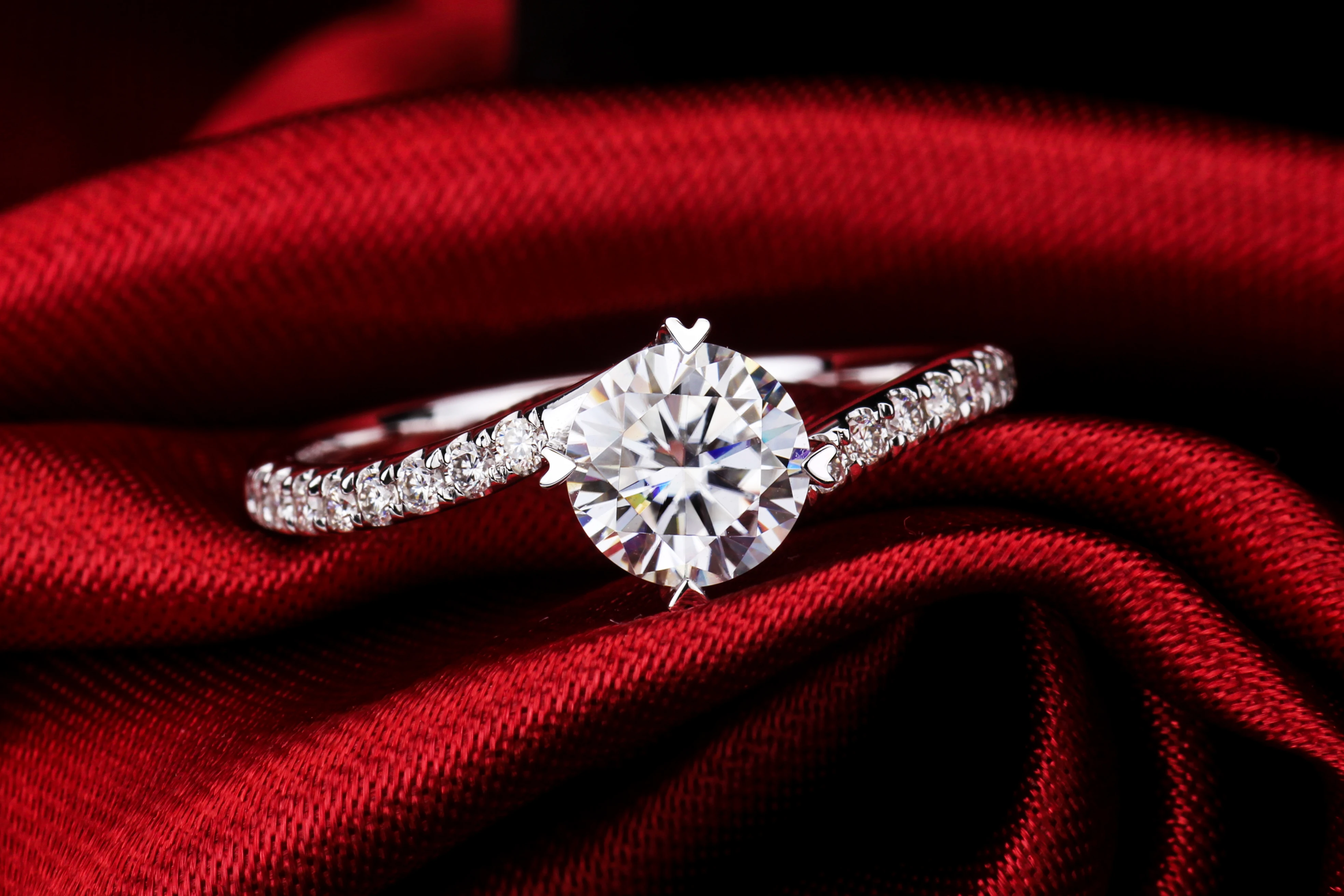 Кольцо из 18 каратного золота с муассанитом романтическое круглое бриллиантом