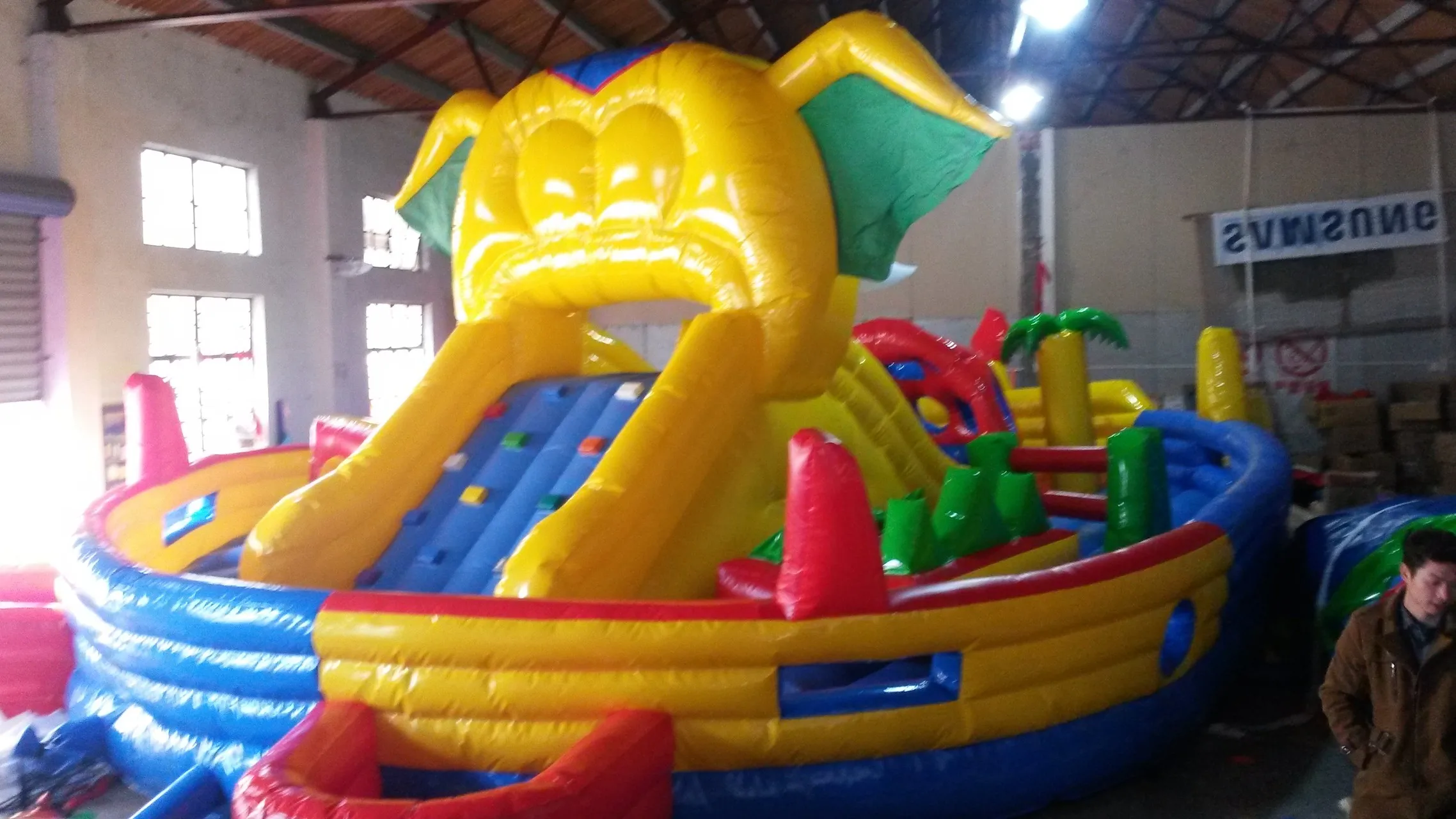 

Надувной батут на заказ с горкой