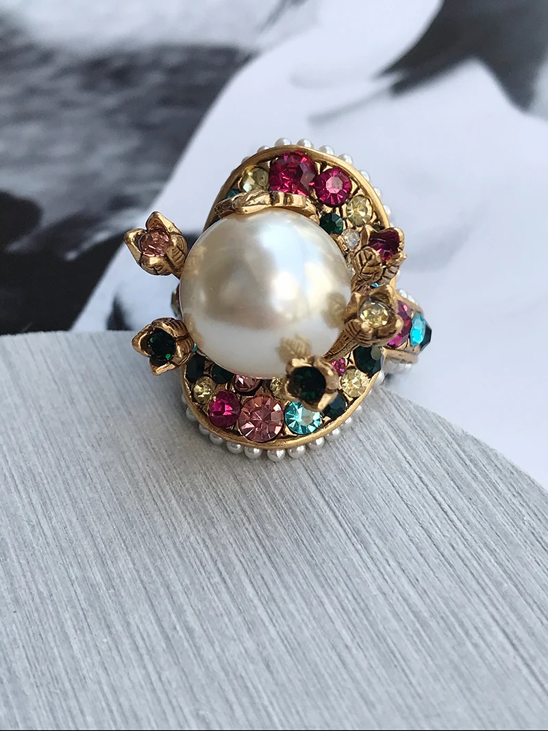 Женское кольцо с крупным жемчугом Винтажное цветным камнем и буквами ювелирное