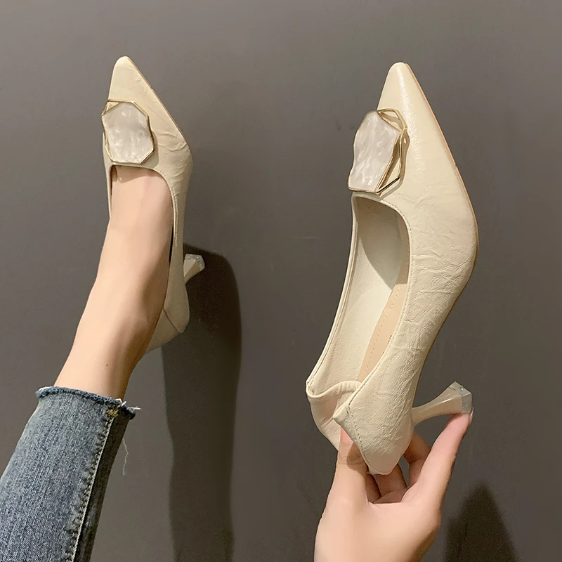 

Женские туфли на высоком каблуке, новинка весны 2020, заостренный носок, искусственная кожа, квадратная пряжка, французская девушка, черные ра...