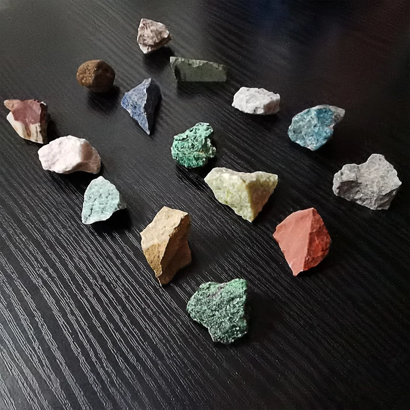 Различные натуральные необработанные камни и минералы с коробкой натуральный