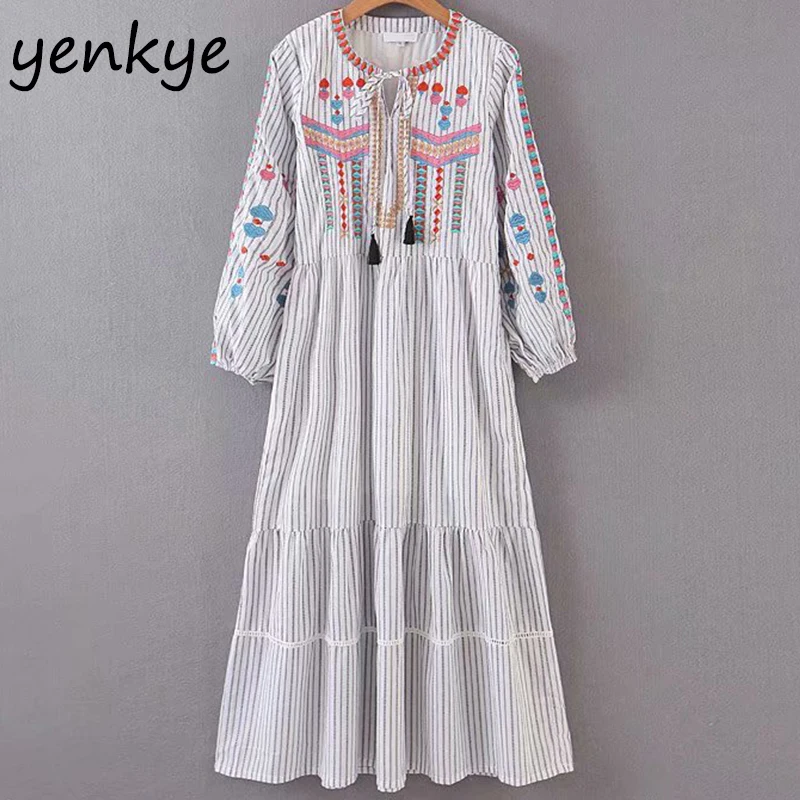 Женское длинное платье трапеция в полоску с круглым вырезом и длинным рукавом