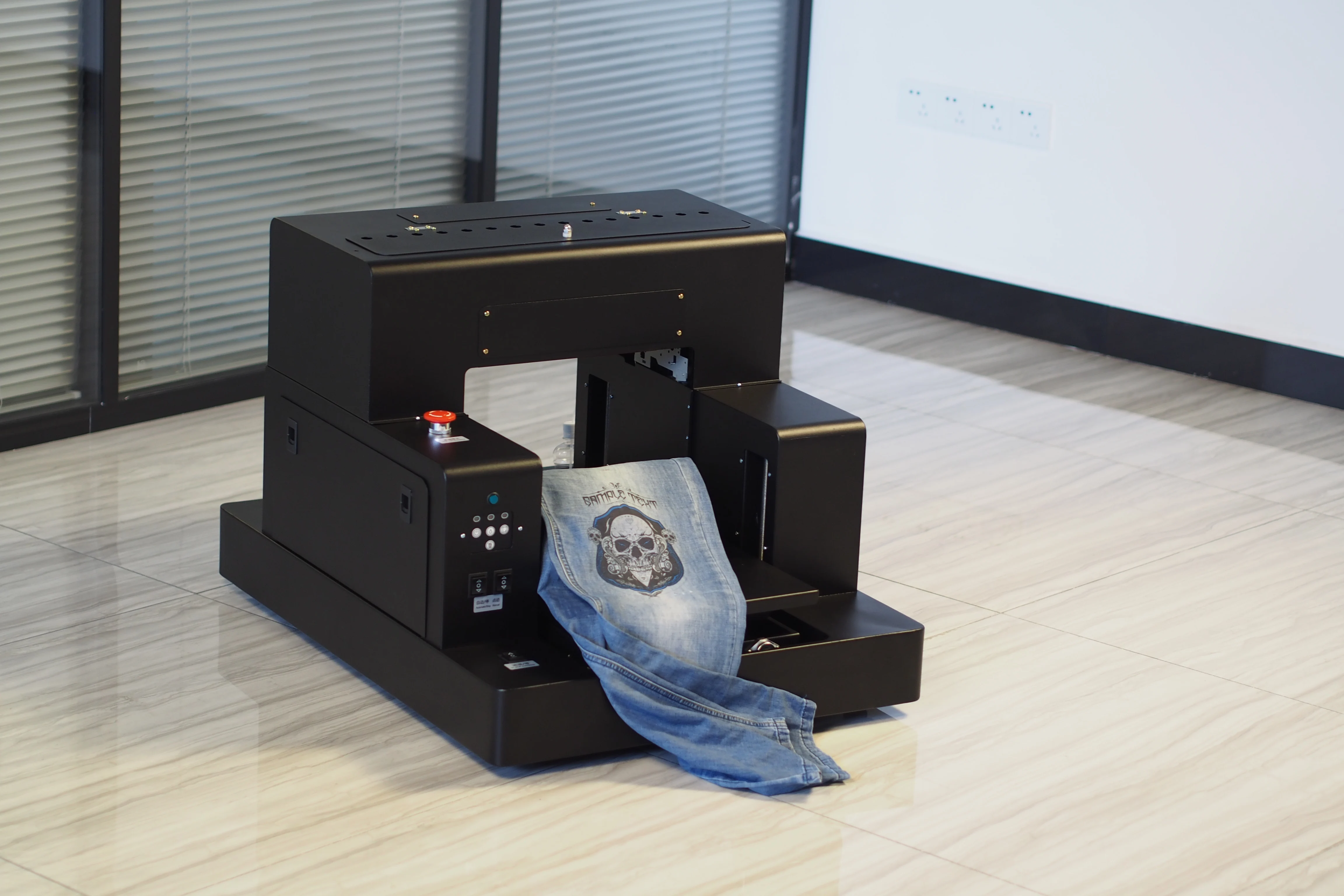 Новая усовершенствованная машина для печати на футболках и свитерах размера А4 |