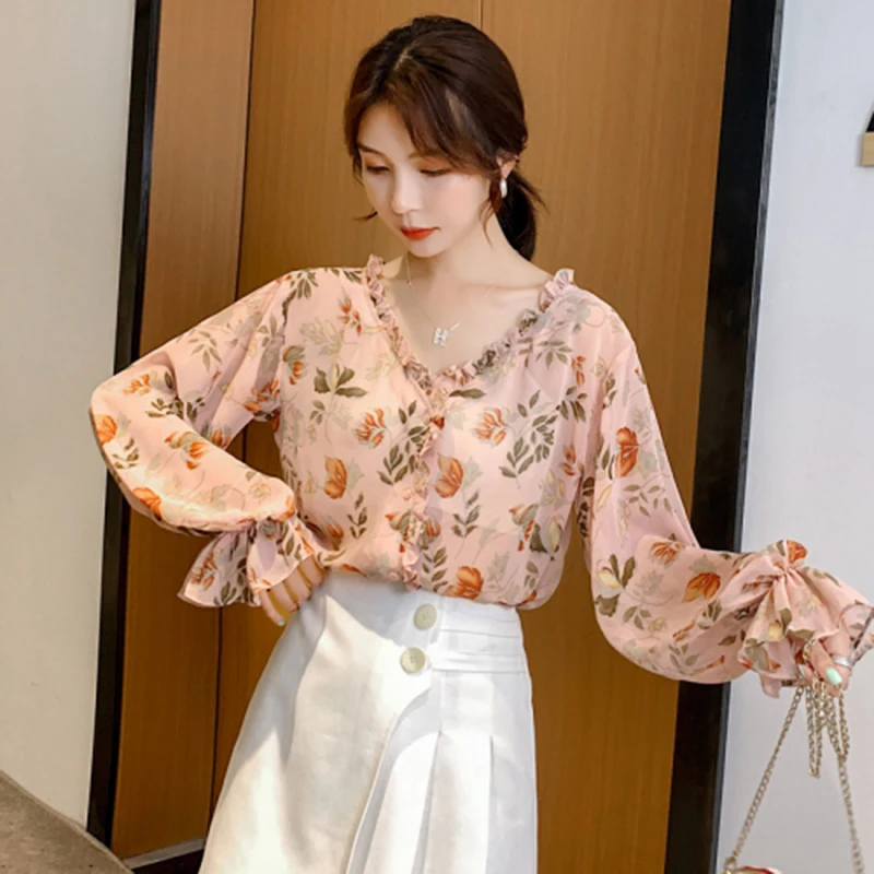 Женская шифоновая блузка с принтом свободная расклешенными рукавами и V образным