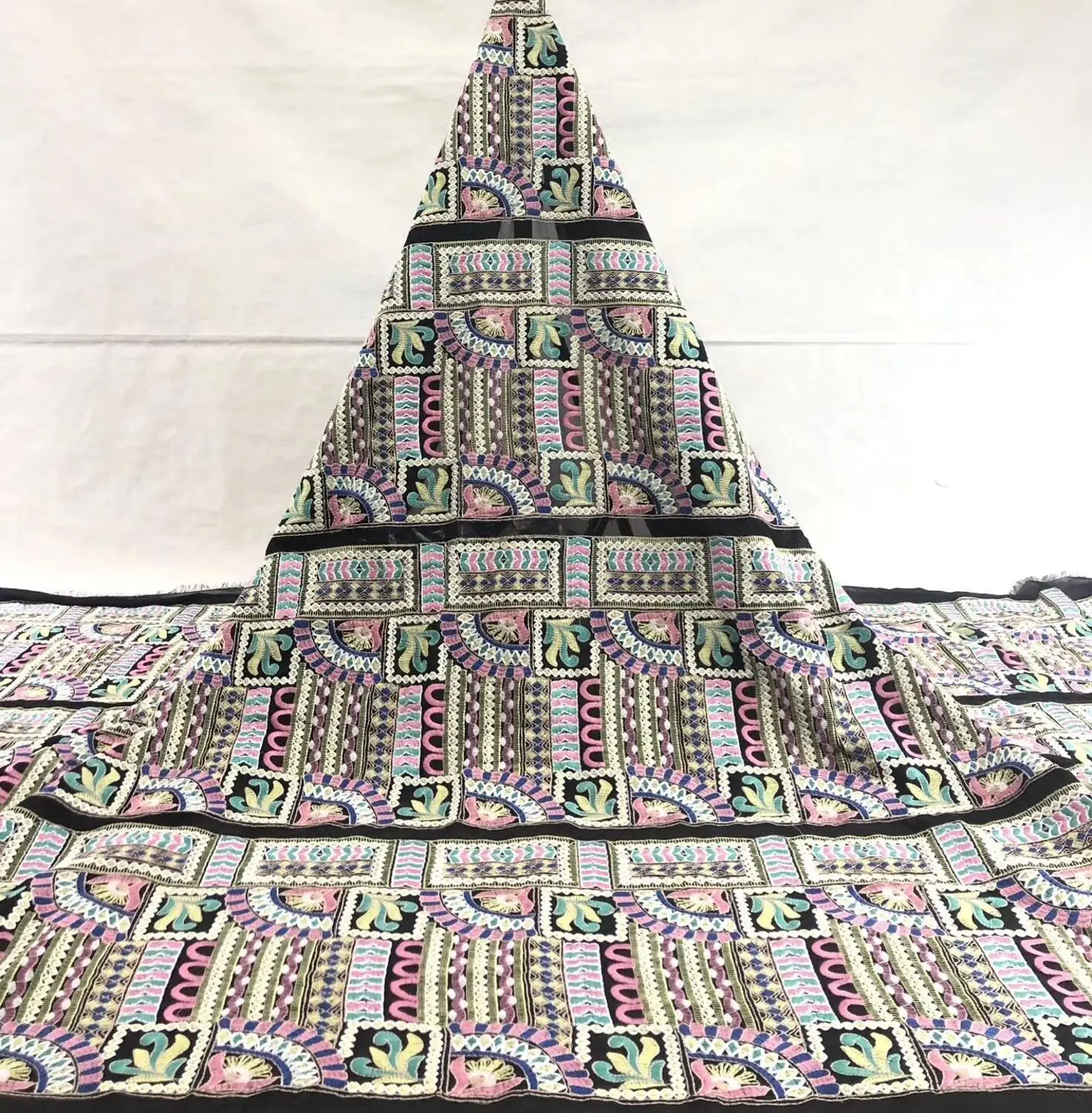 Изящная французская Тюлевая вышивка кружевная ткань с красивым рисунком