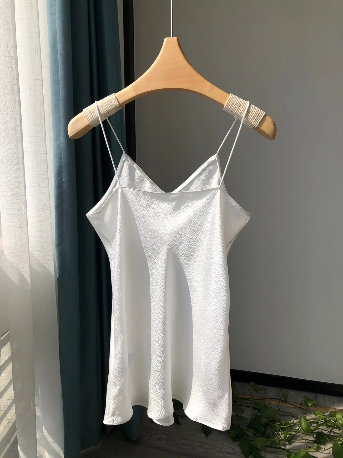 

100% Silk 2021 Summer New Style Elegant and Chic Texture Thin Shoulder Strap Pure Color All-match Women's Sling