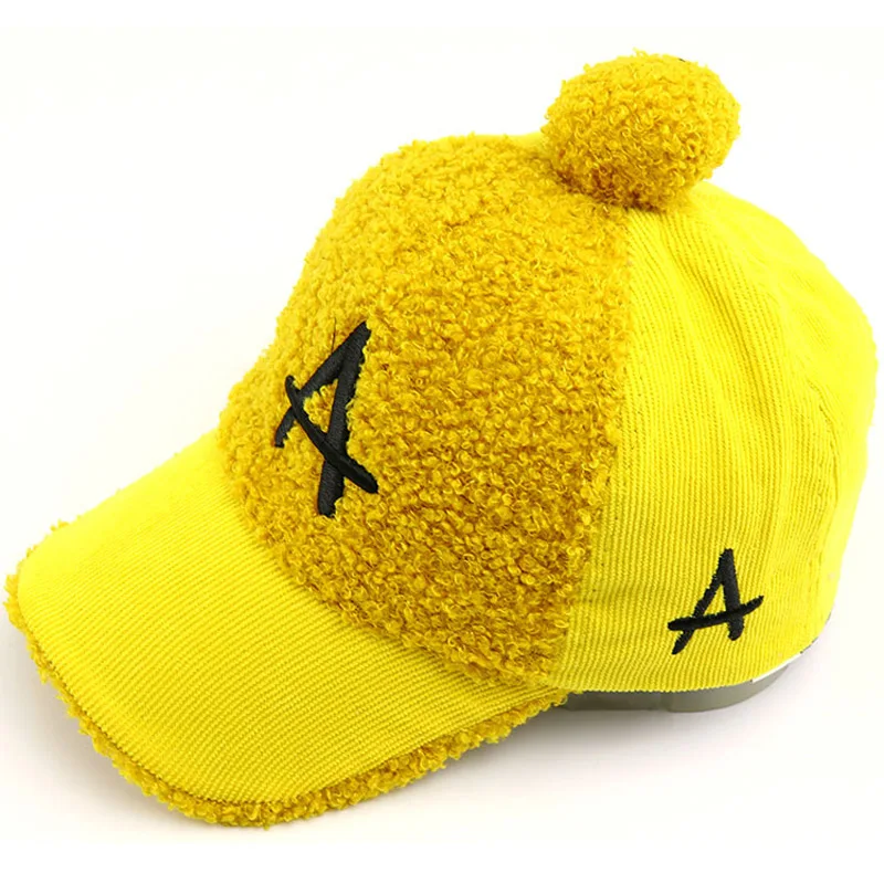 yellow A Детский головной убор для игры в бейсбол, шапки для мальчиков и девочек с буквенным принтом ABC, милая Вельветовая Кепка с помпоном для новорожденных, осенне-зимние шапки для детей 3-8 лет - Цвет: yellow A