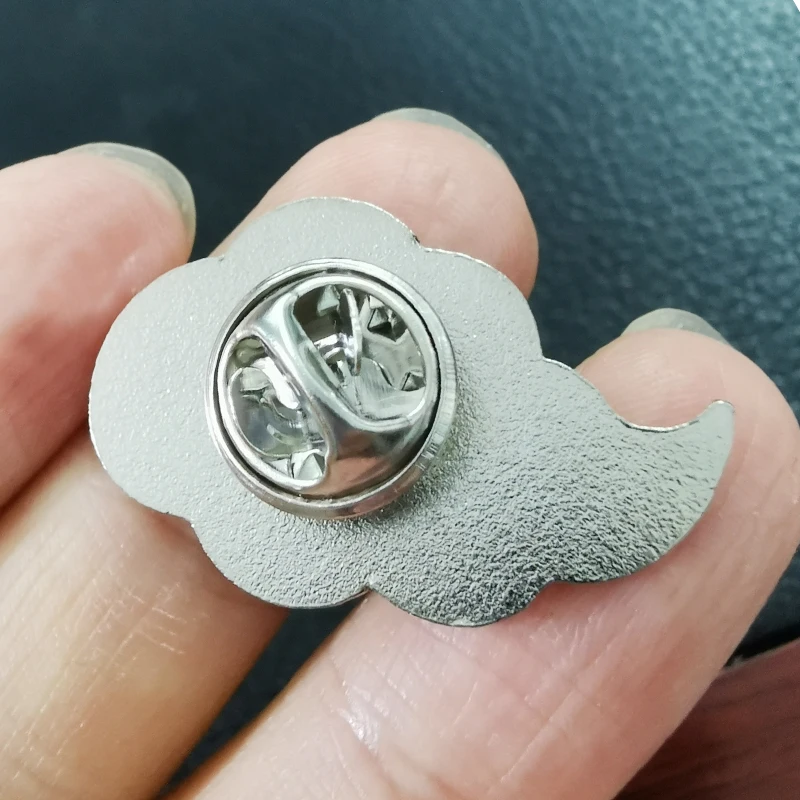 Эмалированная булавка-член аниме кунай Акацуки с красным облаком скажите мне