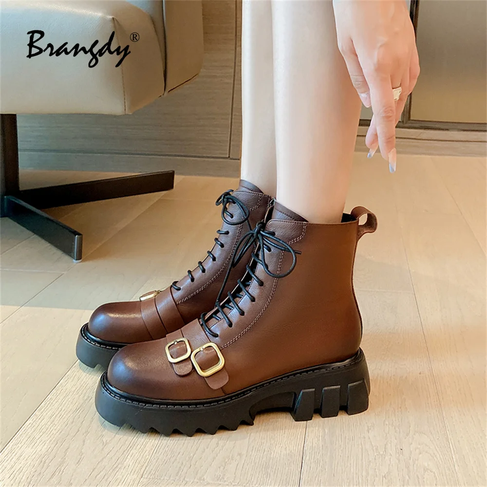 Женские ботинки из натуральной кожи с круглым носком на танкетке