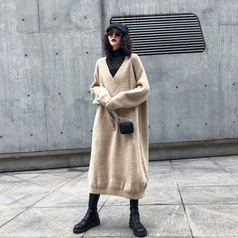 Длинный свитер женский размера плюс свободный выше колена с v-образным вырезом