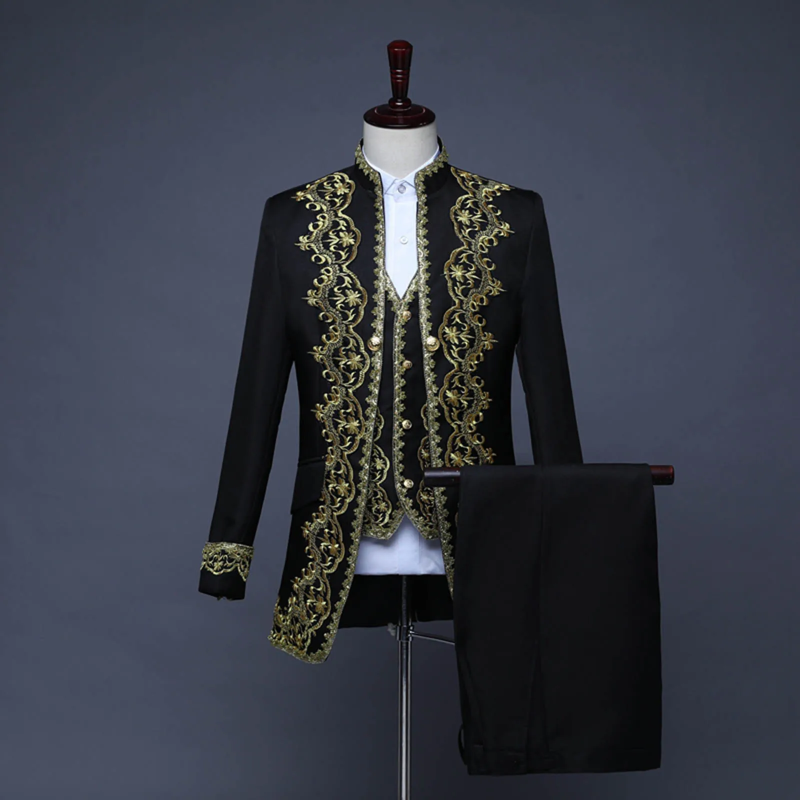 

European Gothic Style Men's Sets 2020 popular Court Costumes Uniforms golden Beautifully Embroidered MenPerformances Coat