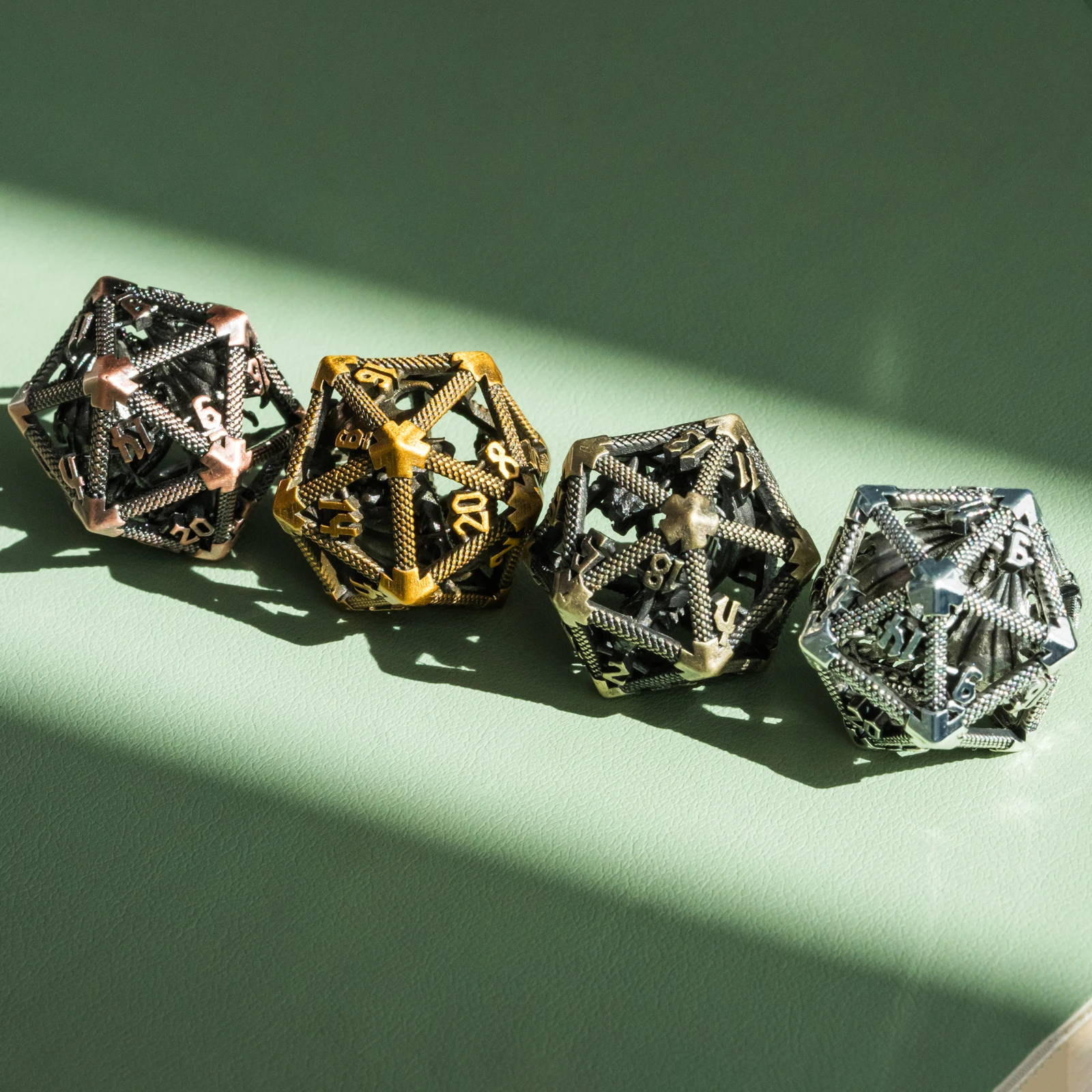 1 шт. D20 полый металлический летающий дракон D &amp игральные кости Cusdie 20 сторонних