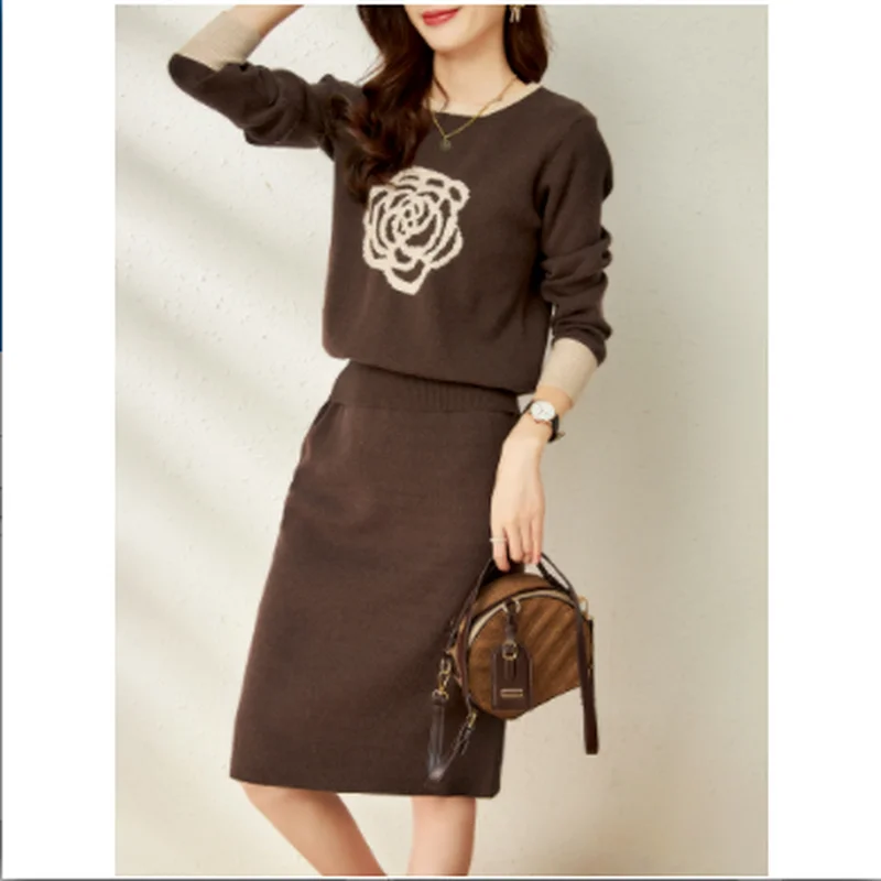 

2023 Модный Новый темпераментный Вязаный топ с круглым вырезом и принтом, Однотонная юбка средней длины, костюм из двух предметов для женщин на весну и осень