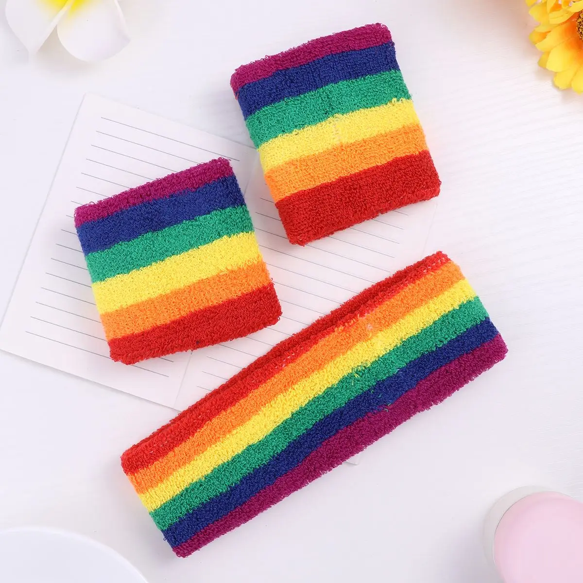 Набор полосатых свитеров из 3 предметов включает 1 спортивную повязку на голову и