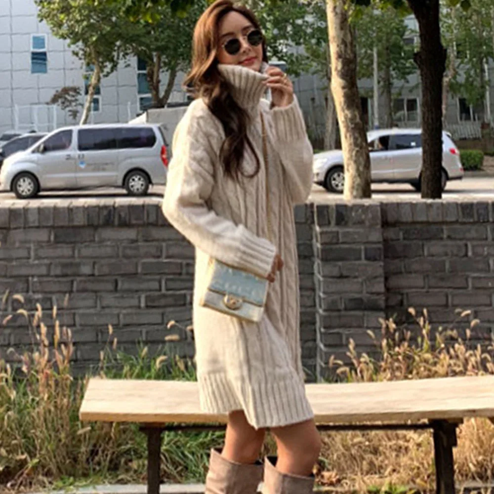 Женское вязаное платье-свитер с высоким воротом однотонное бежевое теплое