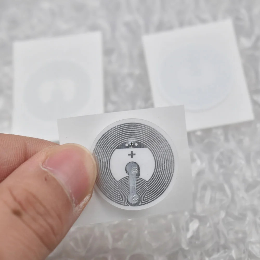 

2pcs/Lot 25mm round Epaper rfid label sticker tag 13.56MHz ISO14443A NFC 215 Sticker for all NFC enabled phones