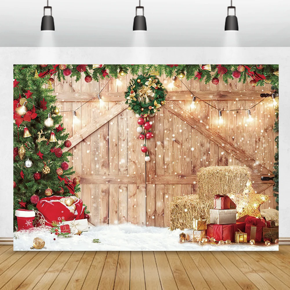 

Фон для фотосъемки с изображением зимней фермы снежинок рождественской елки подарков стога сена деревянной двери новогодней вечеринки сем...