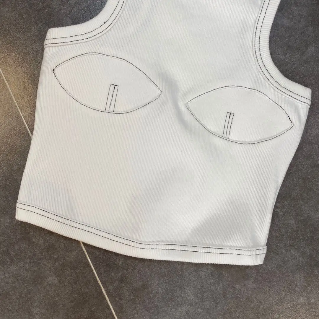 Женский короткий топ без рукавов с круглым вырезом и цветными следами на груди -